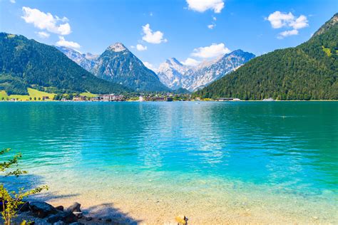 Achensee ežeras - smaragdo žalumo vanduo ir kalnų peizažas