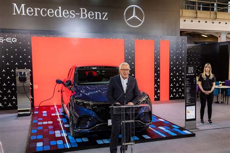 Teminė nuotrauka su „Mercedes-Benz“ salonu ir įmonės logotipu