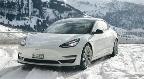 Infografika apie elektromobilio įkrovimo laiką ir nuvažiuojamą atstumą