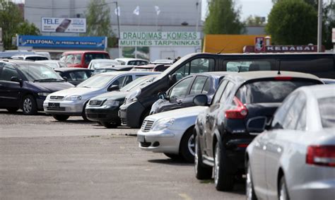 Teminė nuotrauka: automobilių dalių turgus ar sandėlis