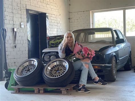 Sena mašina automobilių ardymo aikštelėje