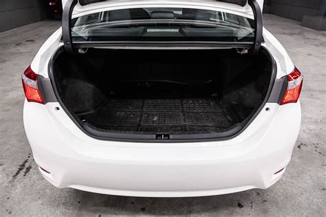 The Toyota Corolla Verso with an open trunk and a family loading luggage, showcasing its spaciousness and practicality