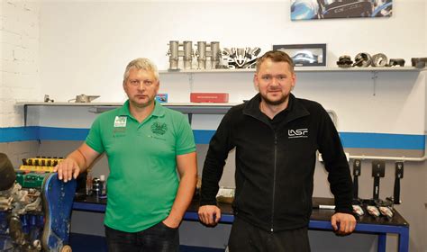 Teminė nuotrauka su automobilių sporto mechanikais