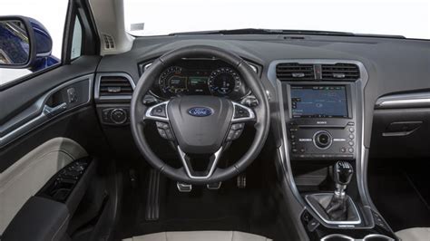 Ford Mondeo interjero su centriniu ekranu nuotrauka