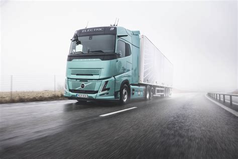 Teminis nuotrauka: modernus Volvo sunkvežimis kelyje