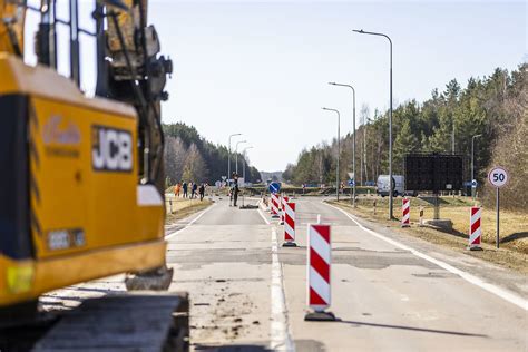 Teminis nuotrauka, vaizduojanti kelio statybos darbus ir inžinerinius tinklus