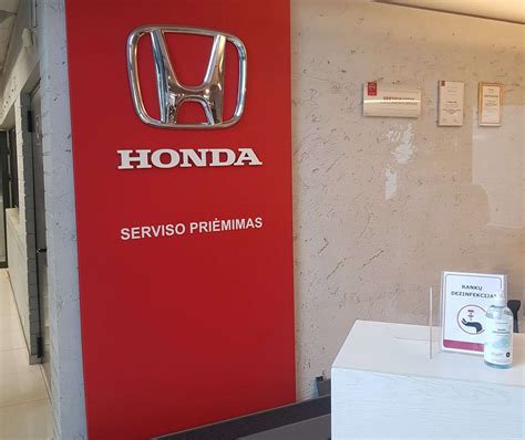 Nuotrauka: Honda serviso zona su pakėlėjais ir mechanikais