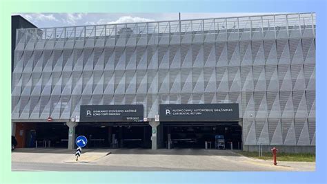 Tematinė nuotrauka su automobiliu ir oro uosto terminalu