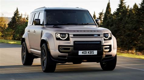 Teminė nuotrauka: Laimingas klientas prie naudoto Land Rover automobilio