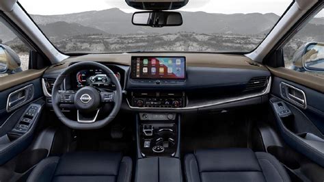 Nissan X-Trail interjero nuotraukos, pabrėžiančios erdvumą ir sėdynių konfigūracijas