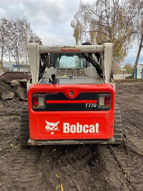 Mini krautuvas „Bobcat“ atliekantis darbus statybvietėje