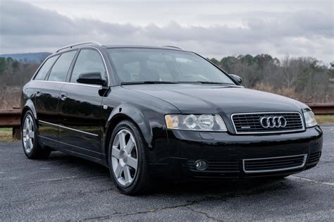 Audi A4 (2004) su gamykliniais ratlankiais, stovintis kelyje