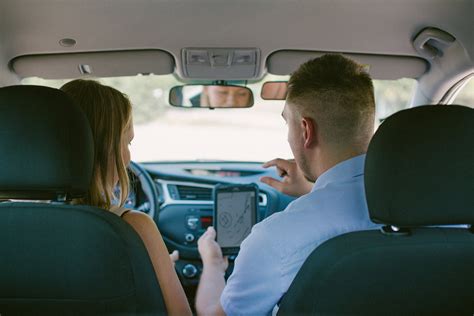 Teminis paveikslėlis, vaizduojantis žmogų, laikantį Regitros vairavimo egzaminą, su fonu, kuriame matosi kelio ženklai ir automobilis.