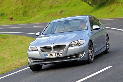 BMW 5 serijos ir Mercedes E klasės automobilių palyginimo vizualizacija