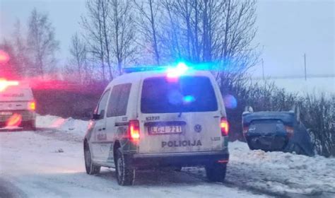 Teminė nuotrauka: dešiniavairis automobilis Lietuvos kelyje