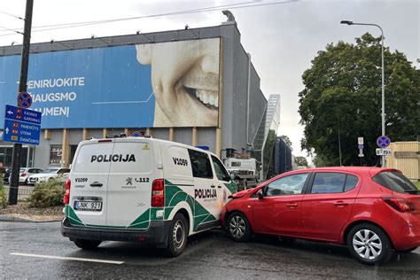 Tematinė nuotrauka su tarnybiniu automobiliu ir įmonės logotipu