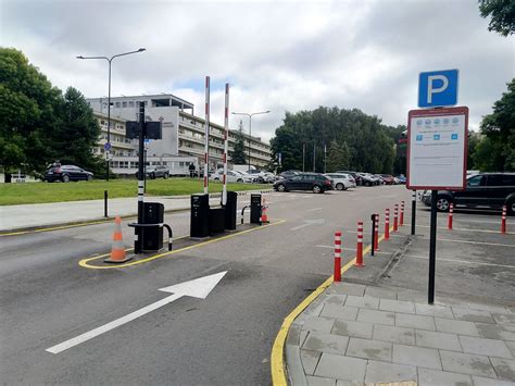 Informacinė schema apie automobilių stovėjimo aikštelių išdėstymą miesto centre ir Puodžių gatvės lokaciją.