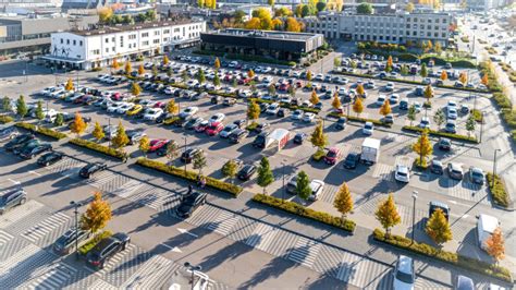 Teminė nuotrauka: moderni automobilių stovėjimo aikštelė mieste