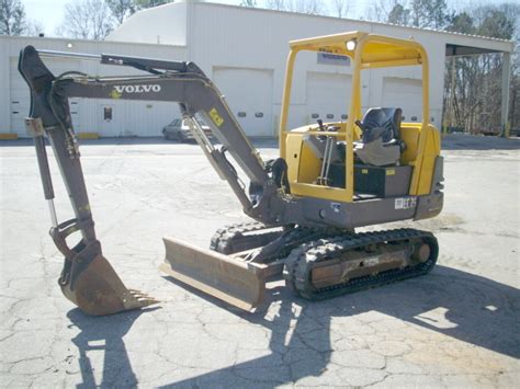 Mini ekskavatoriaus Volvo EC25 schema su pagrindiniais techniniais mazgais