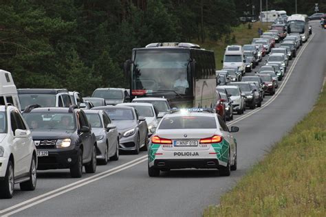 Sunkvežimis, parkuotas privačioje teritorijoje, su aiškiai matomais informaciniais ženklais apie parkavimo taisykles