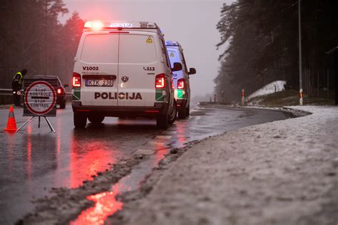 Policijos automobilis su įjungtais švyturėliais, simbolizuojantis ieškomų transporto priemonių tyrimą