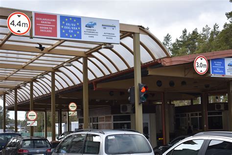 Tematinė iliustracija: Automobiliai su skirtingų šalių numeriais sankryžoje