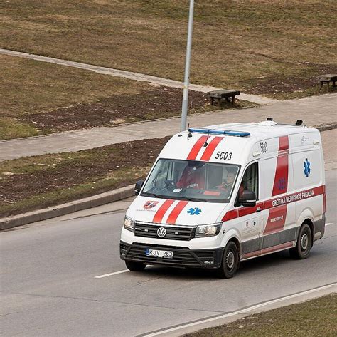 Nuotrauka: Greitosios pagalbos medikai teikia pagalbą nukentėjusiems avarijos vietoje Kėdainiuose