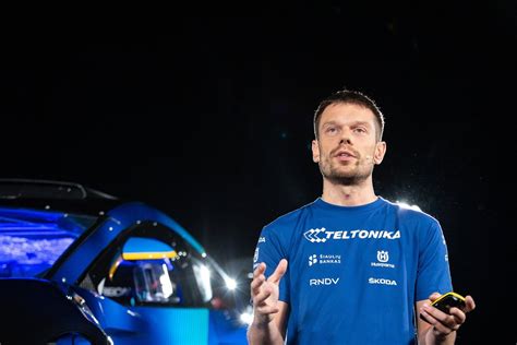Teminė nuotrauka, vaizduojanti laimingą šeimą prie naujo automobilio