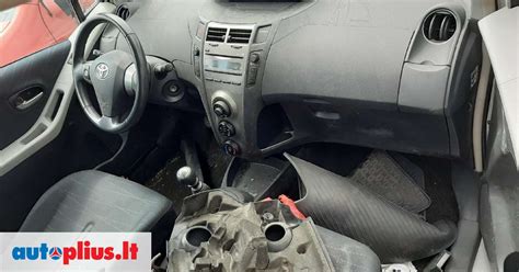 Toyota Yaris variklio skyriaus schema su saugiklių dėžės vieta