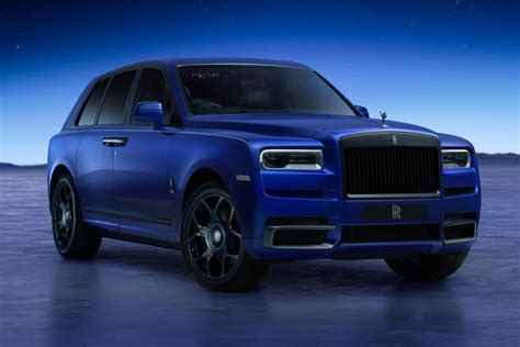 „Rolls-Royce Cullinan“ visureigio studijinė nuotrauka, pabrėžianti jo masyvias ir kampuotas formas