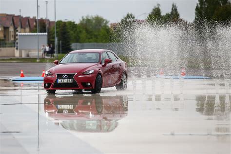 Vairavimo mokymo trasa slidžia danga autodrome
