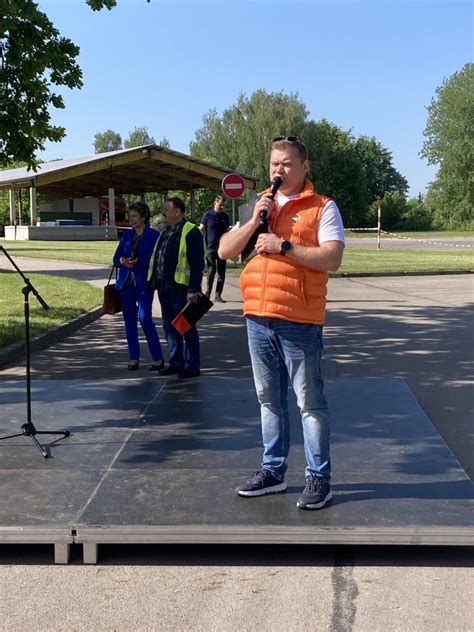 Instruktoriai ir mokiniai vairavimo aikštelėje