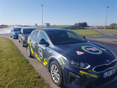 Vairavimo mokykla: praktinio mokymo automobiliai autodrome