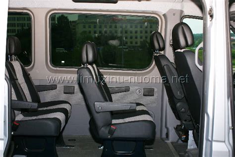 Tematinė nuotrauka: žmonės, įsėdantys į mikroautobusą be vairuotojo, arba patogus mikroautobuso salonas