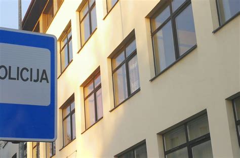 Simbolinis paveikslėlis, vaizduojantis viešąją vietą su ženklu, draudžiančiu šlapinimąsi, arba policijos pareigūną, fiksuojantį pažeidimą.