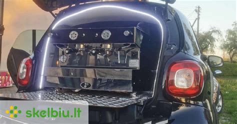 Kavos automobilis renginyje, tiekiantis gėrimus lauke