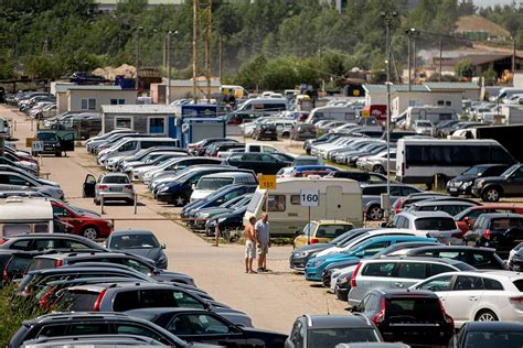 Tematinė nuotrauka: naudotų automobilių turgus ar stovėjimo aikštelė, automobilių detalės
