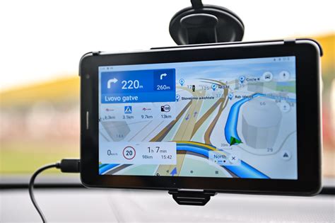 Teminė nuotrauka su GPS navigatoriumi ir žemėlapiu
