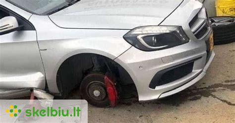 Mechanikas keičia variklio pagalvę autoservise