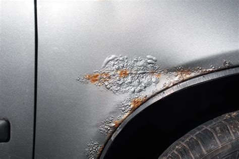 rūdys ant automobilio kėbulo, korozijos pažeidimas