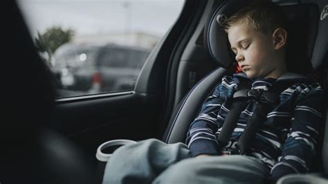nuotrauka: vaikas specialioje automobilinėje kėdutėje