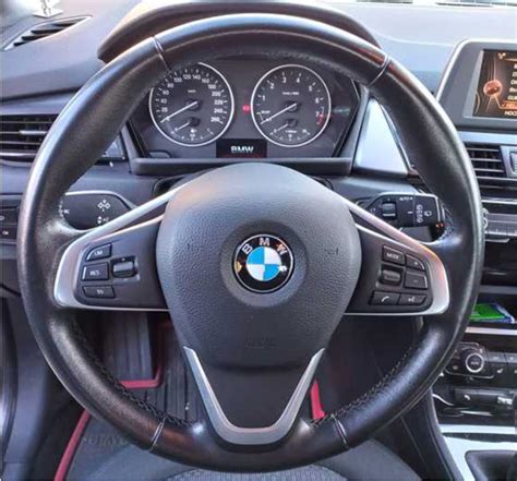 BMW automobilio interjeras su sportiniu vairu, detaliai parodytos siūlės