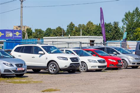 Tematinė nuotrauka: įvairių markių naudoti automobiliai automobilių aikštelėje