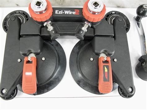 Pavyzdys: Ezi-Wire® mechanizmas, naudojamas pažeisto stiklo išėmimui