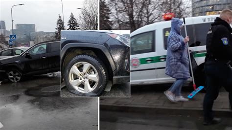 Teminė nuotrauka, vaizduojanti automobilio avariją ir pakaitinį automobilį