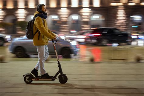 Teminė nuotrauka, vaizduojanti įvairias mobilumo priemones: automobilį, taksi, paspirtuką
