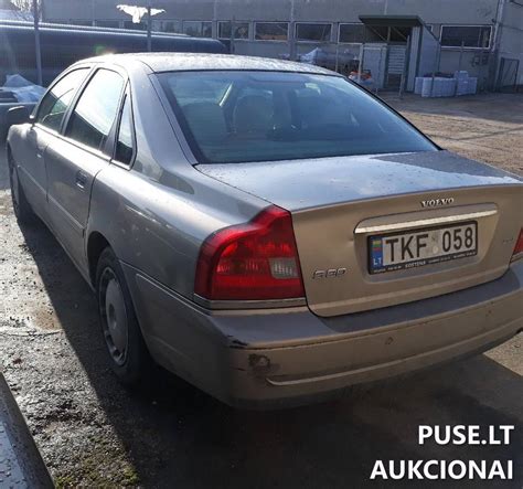 Volvo S80 interjero nuotrauka su smėlio spalvos odinėmis sėdynėmis ir centriniu valdymo pultu