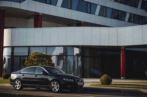 Volvo S80 važiuojantis užsnigtu keliu, demonstruojantis stabilumą