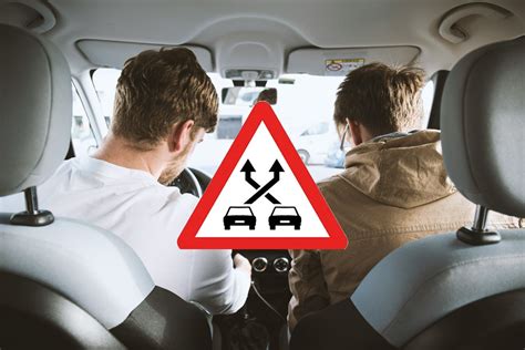 automobilio avarinio užvedimo iliustracija su dviem automobiliais ir laidais