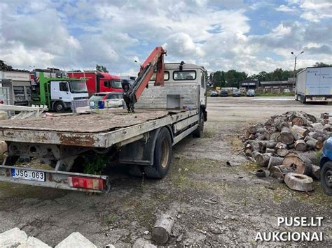 Tematinė nuotrauka: transporto priemonė ir puspriekabė bendrame sraute kelyje